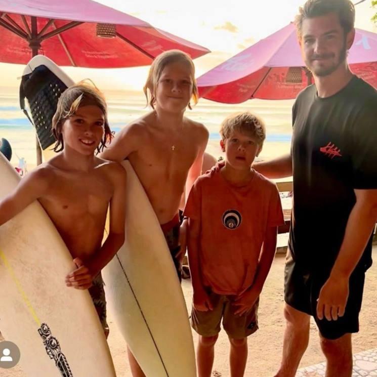 Potret Andrew Garfield liburan di Bali. (Twitter/@GarfySource)