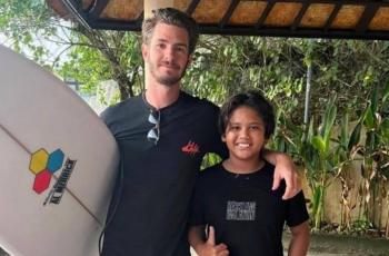 8 Potret Andrew Garfield Liburan di Bali, Pose Telanjang Dada Bikin Heboh