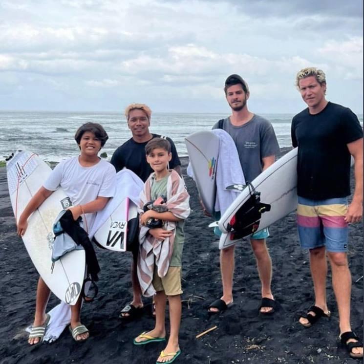 Potret Andrew Garfield liburan di Bali. (Twitter/@GarfySource)