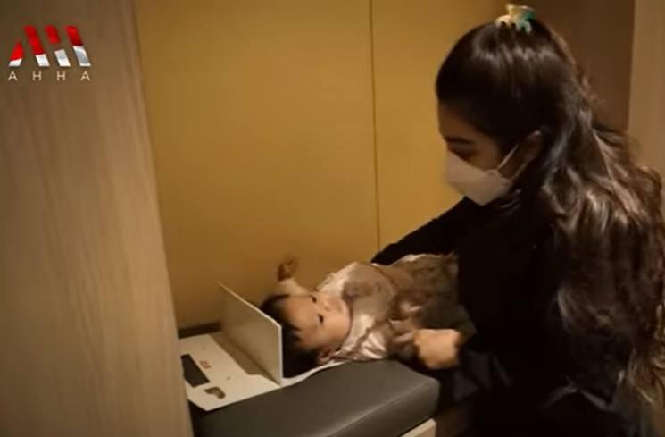 Momen Ameena Dibawa ke Rumah Sakit. (YouTube/AH)
