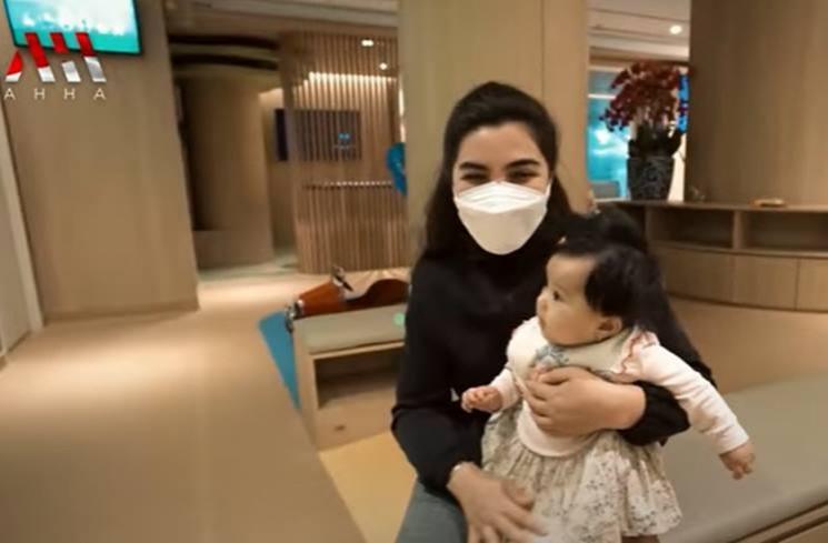 Momen Ameena Dibawa ke Rumah Sakit. (YouTube/AH)