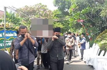 Tegar, Suami Arumi Bachsin Ikut Gotong Keranda Jenazah sang Ayah