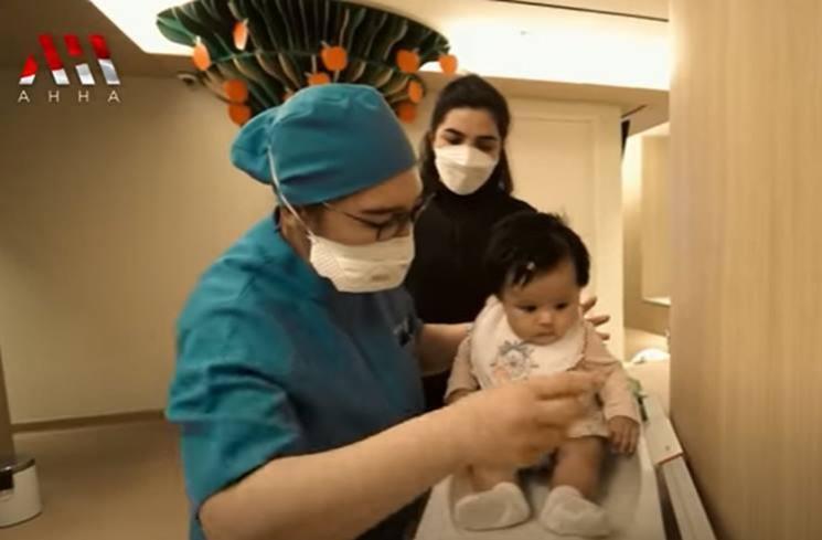 Momen Ameena Dibawa ke Rumah Sakit. (YouTube/AH)