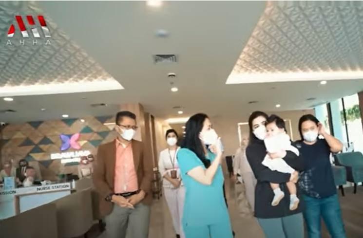 Momen Ameena Dibawa ke Rumah Sakit. (YouTube/AH)