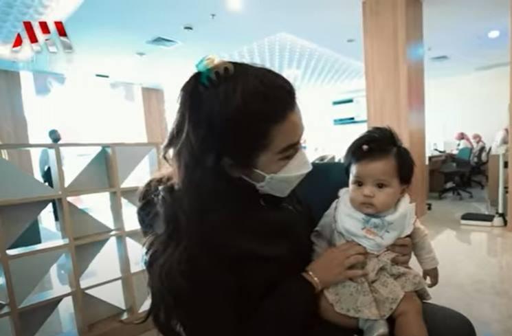 Momen Ameena Dibawa ke Rumah Sakit. (YouTube/AH)