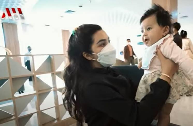 Momen Ameena Dibawa ke Rumah Sakit. (YouTube/AH)