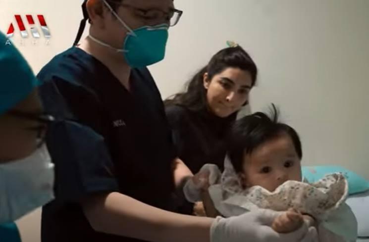Momen Ameena Dibawa ke Rumah Sakit. (YouTube/AH)