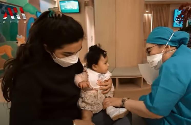 Momen Ameena Dibawa ke Rumah Sakit. (YouTube/AH)