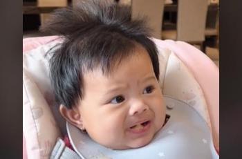 'Seuprit Doang', Baby Ameena Pakai Kaos Oblong Bunga-bunga, Harganya Nyaris Rp 4 Juta