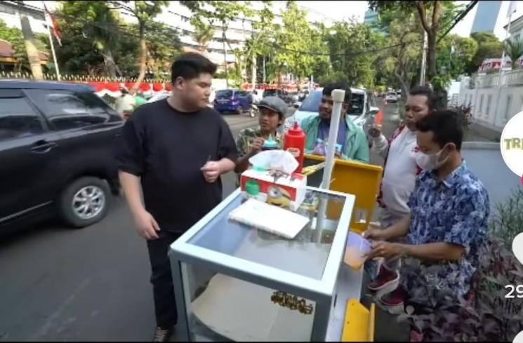 anak Erick Thohir pertama kali makan telur gulung (TikTok/@trig3rr_trans7)