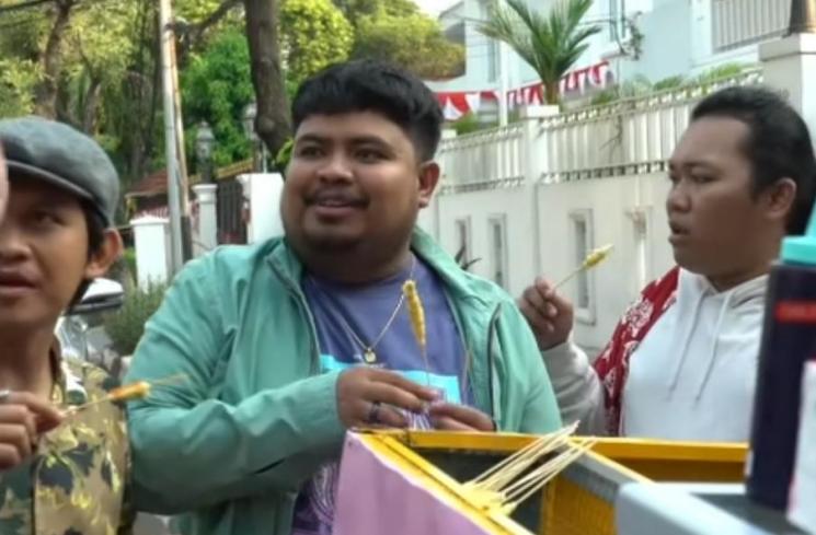 anak Erick Thohir pertama kali makan telur gulung (TikTok/@trig3rr_trans7)