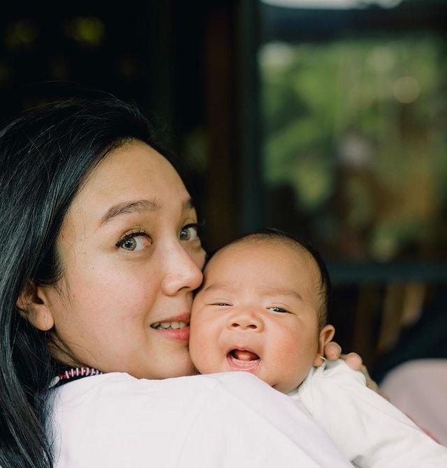 Potret Dea Ananda Momong Anak. (Instagram/dea_ananda)