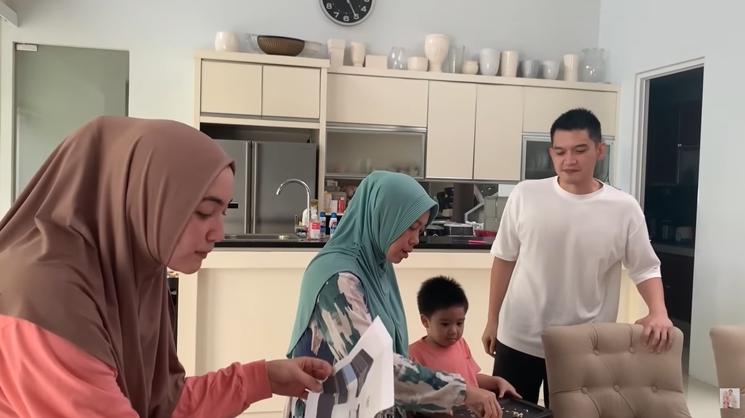 Momen Citra Kirana Beri Hadiah Umrah untuk Babysitter (YouTube/ Ciky Citra Rezky)
