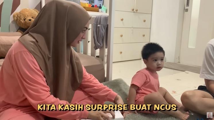Momen Citra Kirana Beri Hadiah Umrah untuk Babysitter (YouTube/ Ciky Citra Rezky)