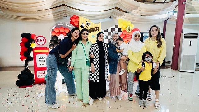 Gaya Artis di Ulang tahun ke-6 Kanaka Anak Tya Ariestya. (Instagram/ashanty_ash)