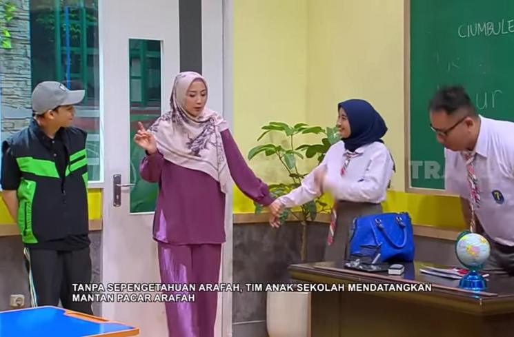 Desy Ratnasari saat menenangkan Arafah Rianti (YouTube/TRANS7 Official)