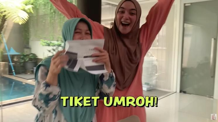 Momen Citra Kirana Beri Hadiah Umrah untuk Babysitter (YouTube/ Ciky Citra Rezky)