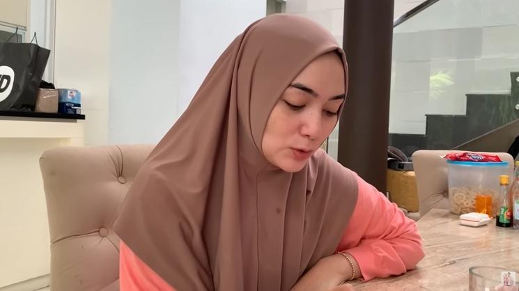 Momen Citra Kirana Beri Hadiah Umrah untuk Babysitter (YouTube/ Ciky Citra Rezky)