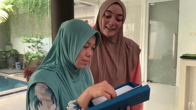Momen Citra Kirana Beri Hadiah Umrah untuk Babysitter (YouTube/ Ciky Citra Rezky)