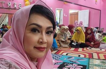 8 Potret Terbaru Ratna Listy, Kini Banting Setir Jadi Paranormal