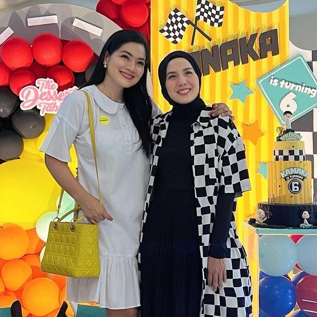 Gaya Artis di Ulang tahun ke-6 Kanaka Anak Tya Ariestya. (Instagram/titi_kamall)