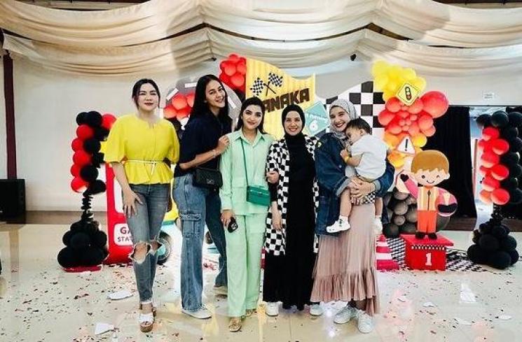 Gaya Artis di Ulang tahun ke-6 Kanaka Anak Tya Ariestya. (Instagram/ashanty_ash)