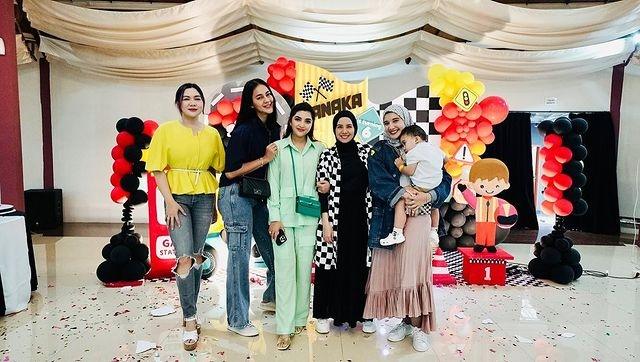Gaya Artis di Ulang tahun ke-6 Kanaka Anak Tya Ariestya. (Instagram/ashanty_ash)