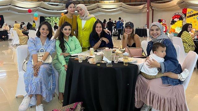 Gaya Artis di Ulang tahun ke-6 Kanaka Anak Tya Ariestya. (Instagram/ashanty_ash)