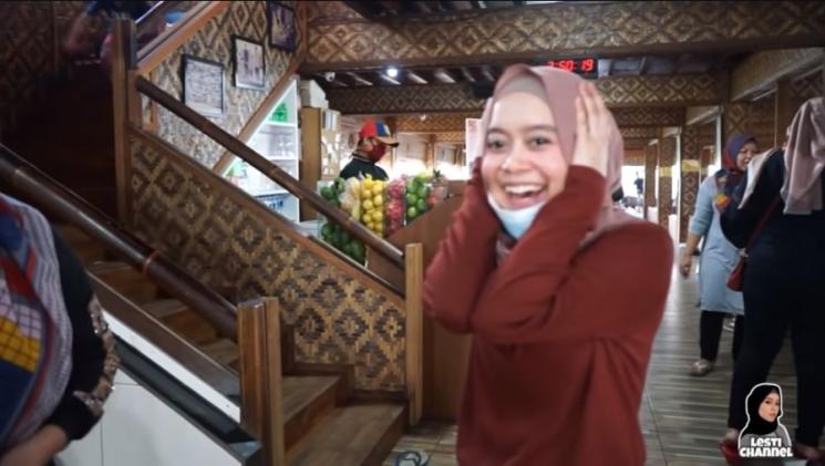 Potret Restoran Rizky Billar dan Lesti Kejora. (YouTube/LESTI CHANNEL)