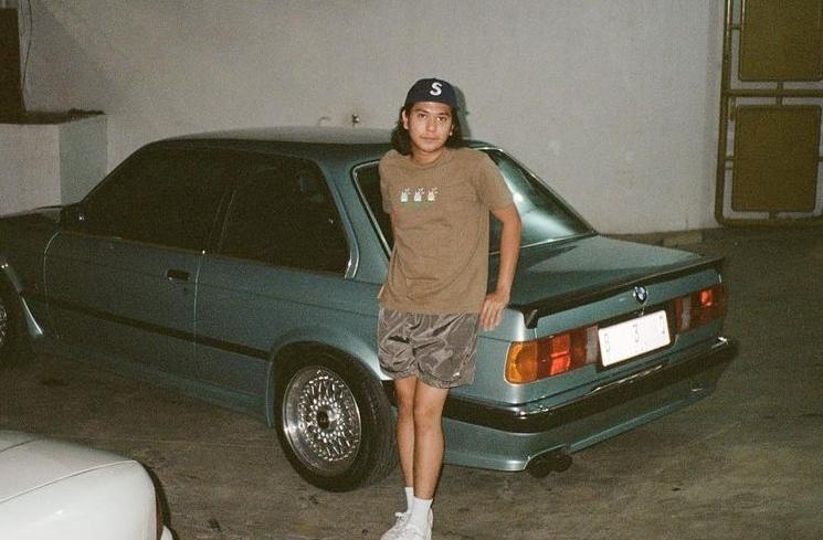 Potret ganteng Iqbaal Ramadhan berambut gondrong (Instagram/@iqbaal.e)