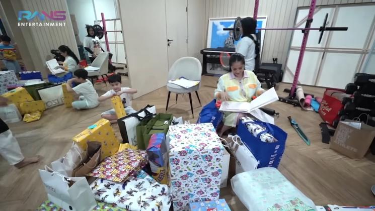 Momen Rafathar Buka Kado Ulang Tahun (YouTube Rans Entertainment)