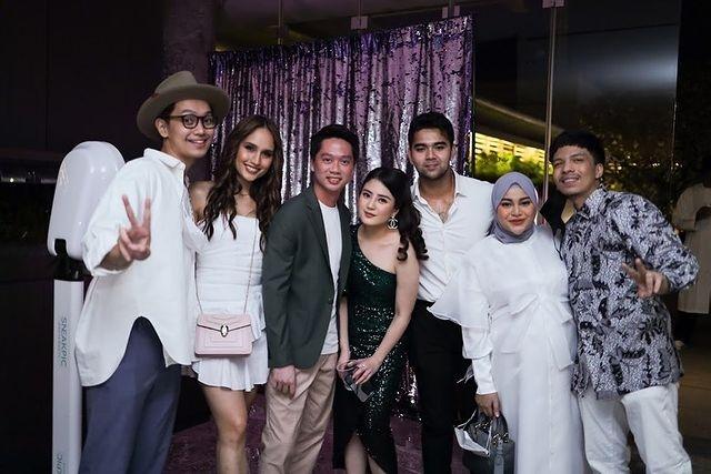 Potret Kemesraan Kevin Sanjaya dan Valencia Tanoe Usai Tunangan. (Instagram/valenciatanoe)