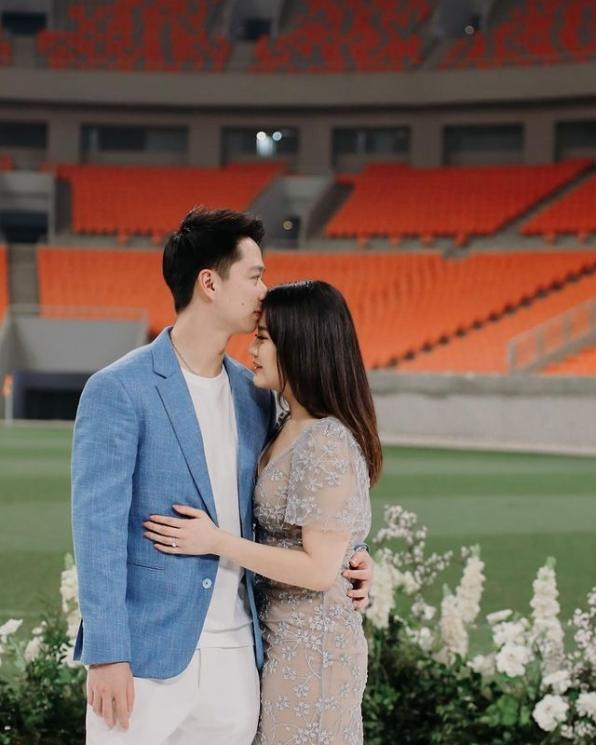 Potret Kemesraan Kevin Sanjaya dan Valencia Tanoe Usai Tunangan. (Instagram/clarissatanoe)