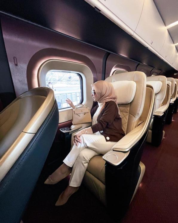 Potret Syahrini dan Suami Sewa Gerbong Kereta di Jepang (instagram/princessyahrini)