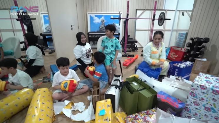 Momen Rafathar Buka Kado Ulang Tahun (YouTube Rans Entertainment)