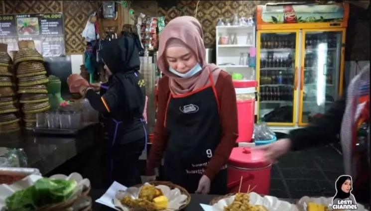 Potret Restoran Rizky Billar dan Lesti Kejora. (YouTube/LESTI CHANNEL)