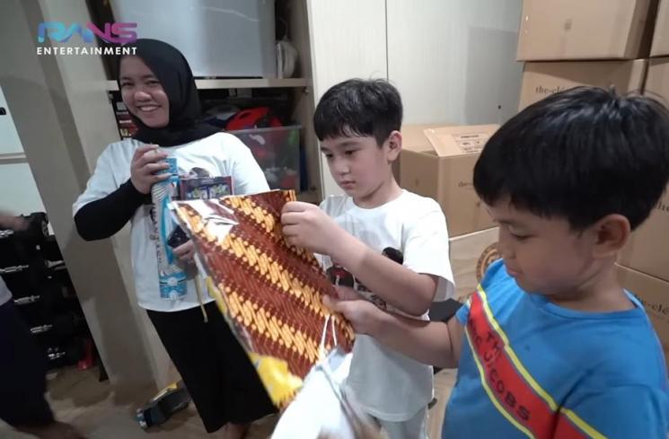 Momen Rafathar Buka Kado Ulang Tahun (YouTube Rans Entertainment)