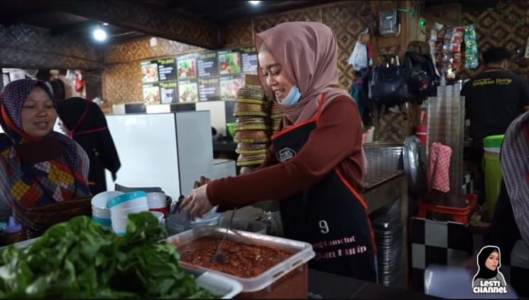 Potret Restoran Rizky Billar dan Lesti Kejora. (YouTube/LESTI CHANNEL)