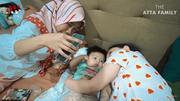 Potret Arsy Hermansyah Momong Ameena (YouTube/AH)