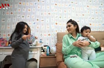 9 Potret Arsy Hermansyah Momong Ameena, Gantikan Atta Halilintar yang Dirawat di RS
