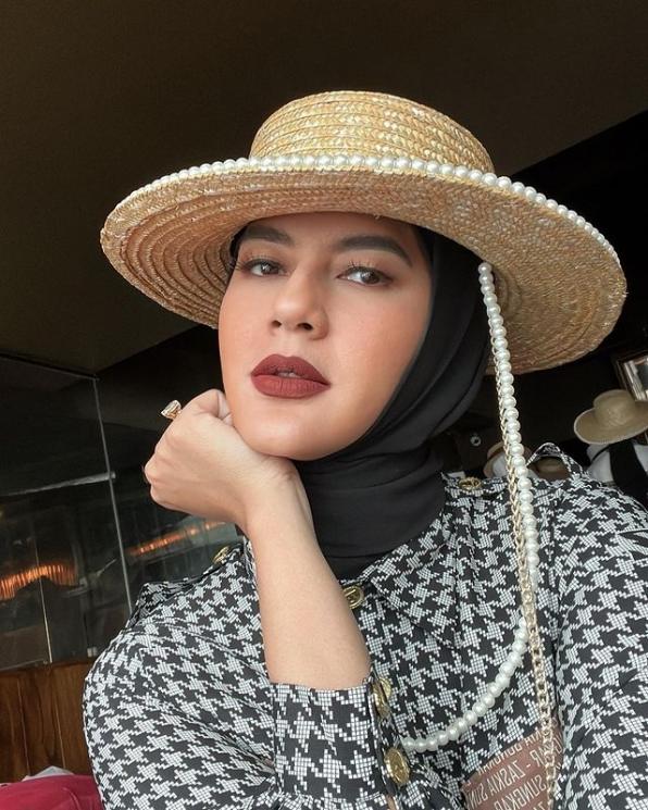 Potret Titi Kamal dan Paula Verhoeven Berhijab. (Instagram/paula_verhoeven)