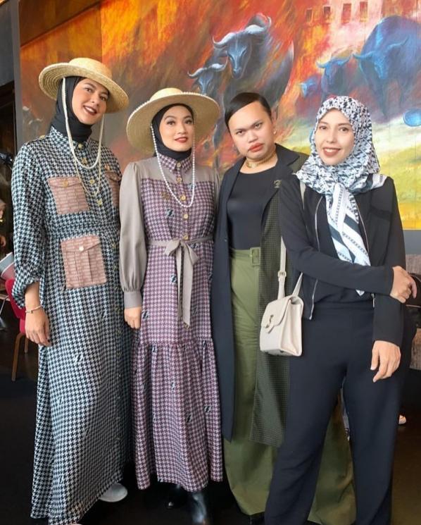 Potret Titi Kamal dan Paula Verhoeven Berhijab. (Instagram/titi_kamall)