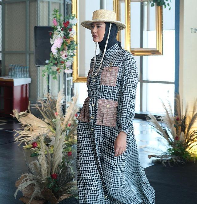 Potret Titi Kamal dan Paula Verhoeven Berhijab. (Instagram/zaskiasungkar15)