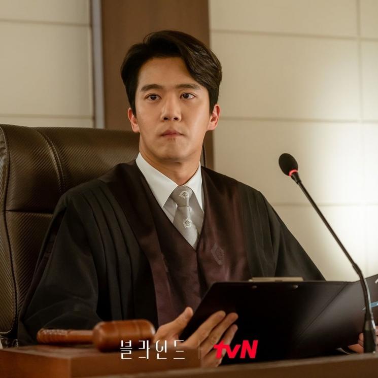 Potret Ha Seok Jin di Blind (Instagram/@tvn_drama)