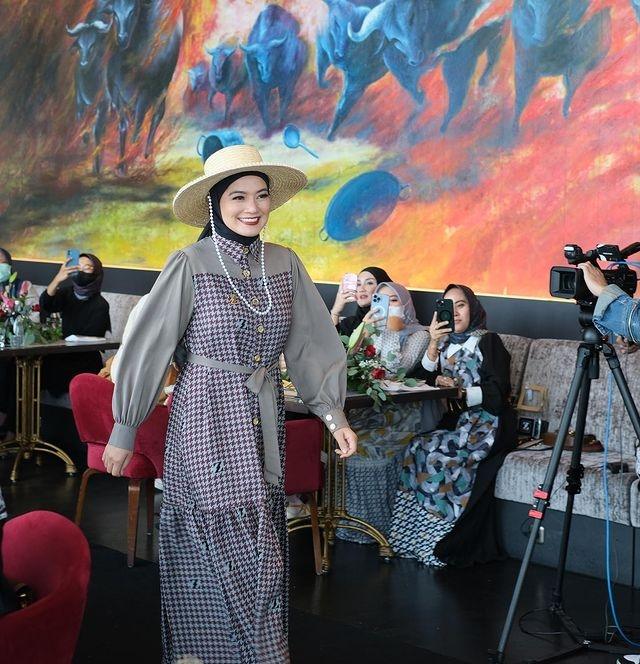 Potret Titi Kamal dan Paula Verhoeven Berhijab. (Instagram/zaskiasungkar15)