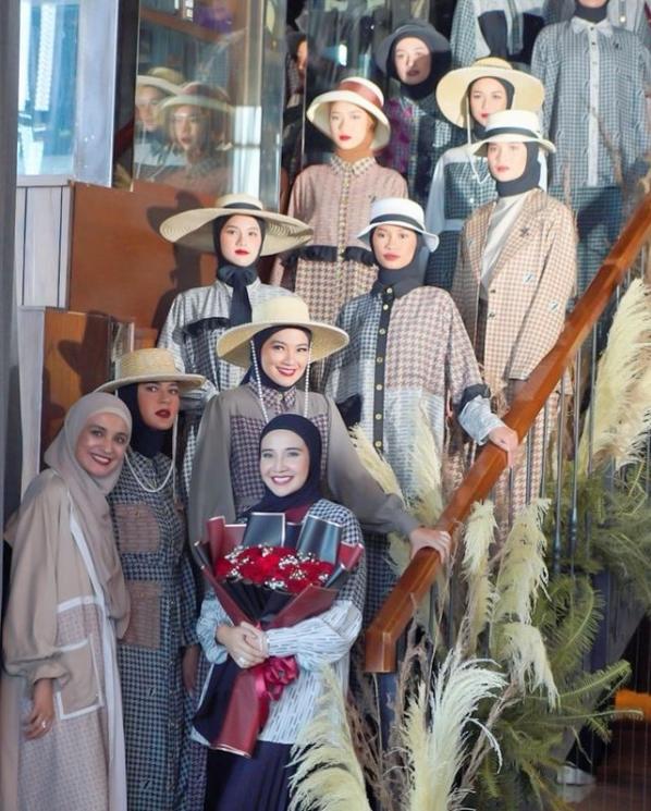 Potret Titi Kamal dan Paula Verhoeven Berhijab. (Instagram/zaskiasungkar15)