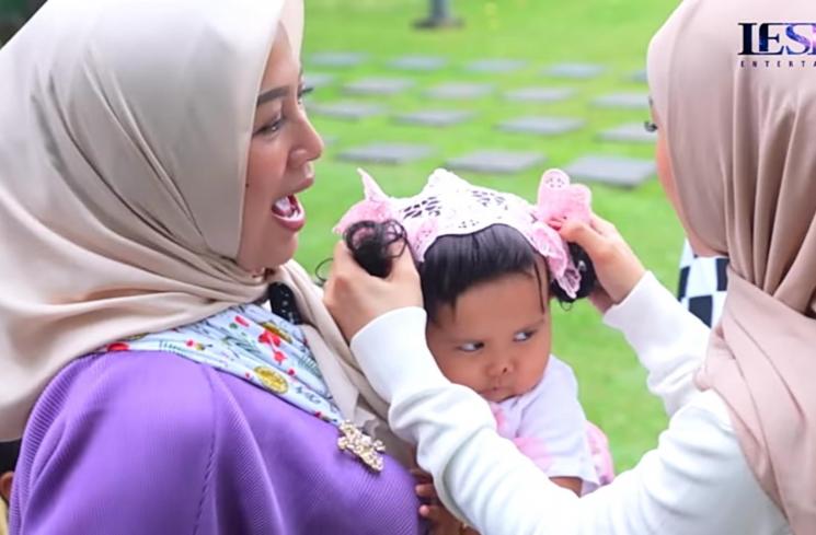 Baby Leslar di ultah anak Tya Ariestya (YouTube/Leslar Entertainment)