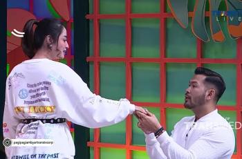 Detik-Detik Rian Ibram Kasih Cincin Viral, Reaksi Dewi Perssik di Luar Dugaan