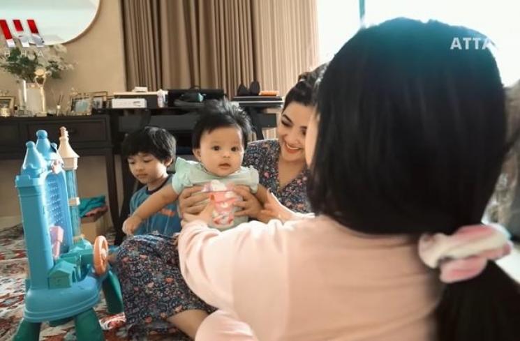 Potret Arsy Hermansyah Momong Ameena (YouTube/AH)