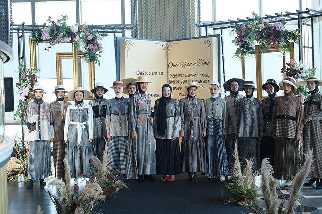 Potret Titi Kamal dan Paula Verhoeven Berhijab. (Instagram/zaskiasungkar15)